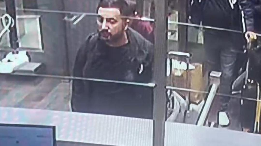 Adliye soygunundan sonra İngiltere ye gitmişti! Erdal Timurtaş ve eşinin kaçış görüntüleri ortaya çıktı 5