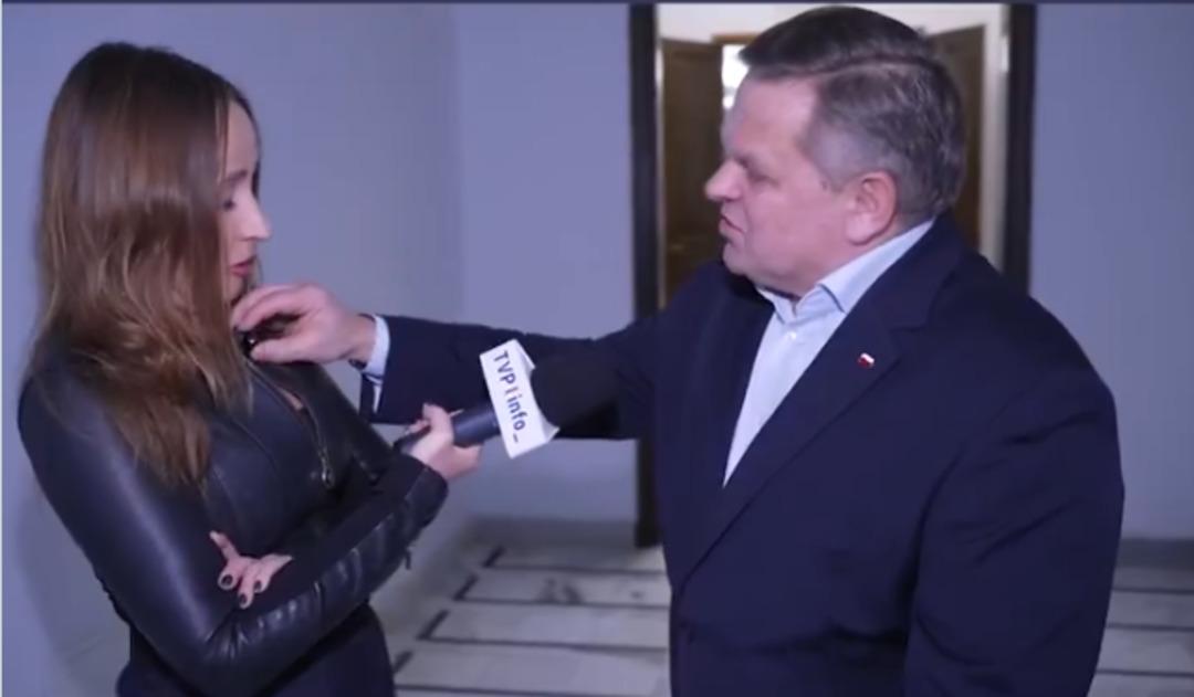 Önce hakaret etti sonra taciz etti! Senatörden gazeteciye müdahale: O anlar gündem oldu 1