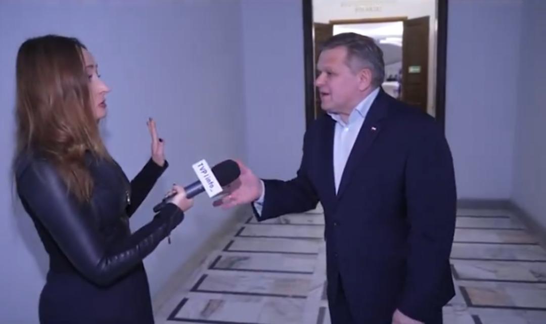 Önce hakaret etti sonra taciz etti! Senatörden gazeteciye müdahale: O anlar gündem oldu 4