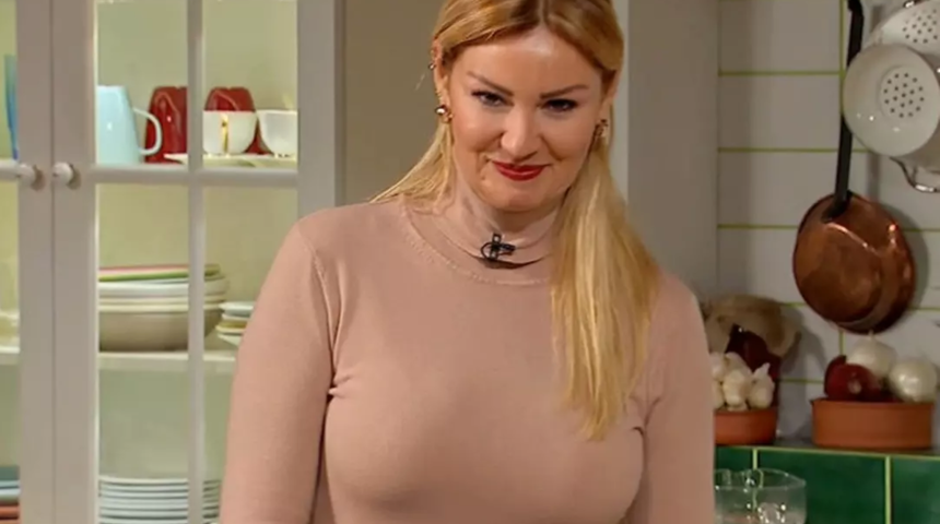 Pınar Altuğ 51 yaşında yıllara meydan okuyor! Derin dekoltesiyle iddiasını ortaya koydu