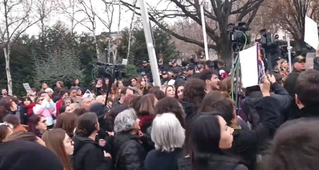 TBMM deki taciz iddiasına göz yumulmadı! Mecliste protestoyla beraber gerginlik çıktı 5