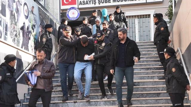 İstanbul- Çekmeköy de polisin şehit edildiği operasyonda gözaltına alınanlar adliyeye sevk edildi 1