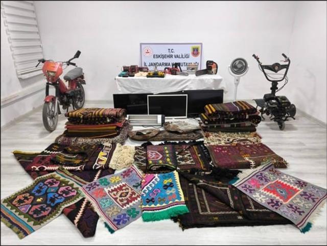 ‘Mezarcıyız’ deyip 20 evi soyan 2 şüpheli yakalandı 1