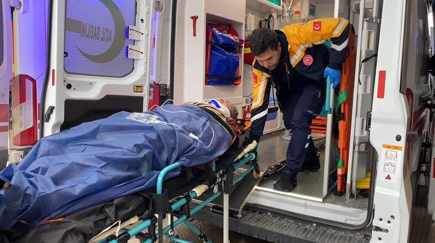 Şarampole devrilen otomobilde 3 kişi yaralandı