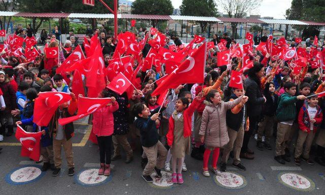 Okul müdürü, Afrin'de görevli komutanla telefonla konuştu