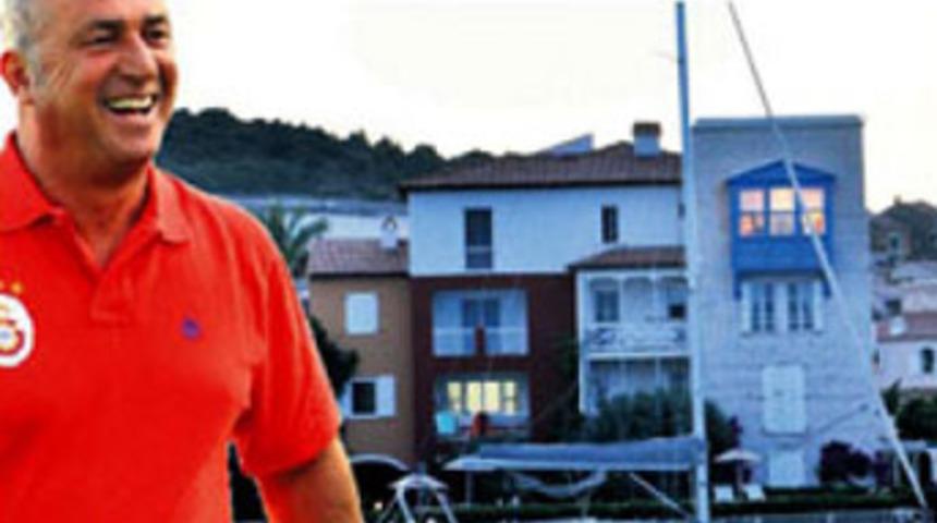 İmparator, Alaçatı'dan ev aldı