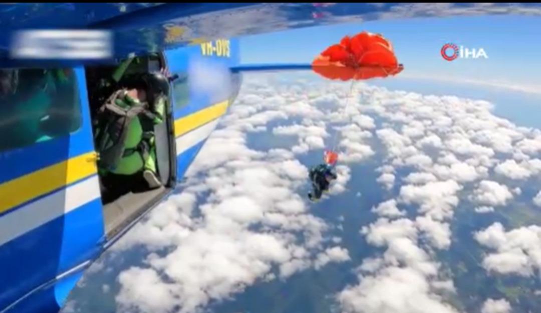 Yedek paraşütü uçağın kuyruğuna takıldı, 4 bin 600 metre yükseklikte asılı kaldı 1