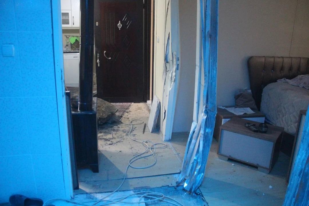 Az daha ölüyorlardı! Kopan kaya parçası eve girdi! 1