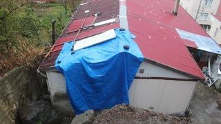 Az daha ölüyorlardı! Kopan kaya parçası eve girdi!