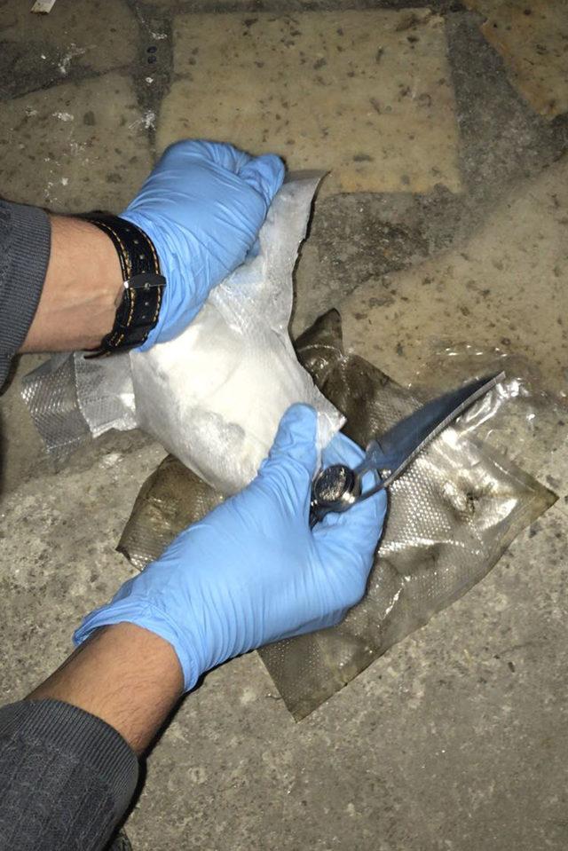  Bulgaristan'dan gelen cipin egzozundan 2 kilo 200 gram kokain çıktı