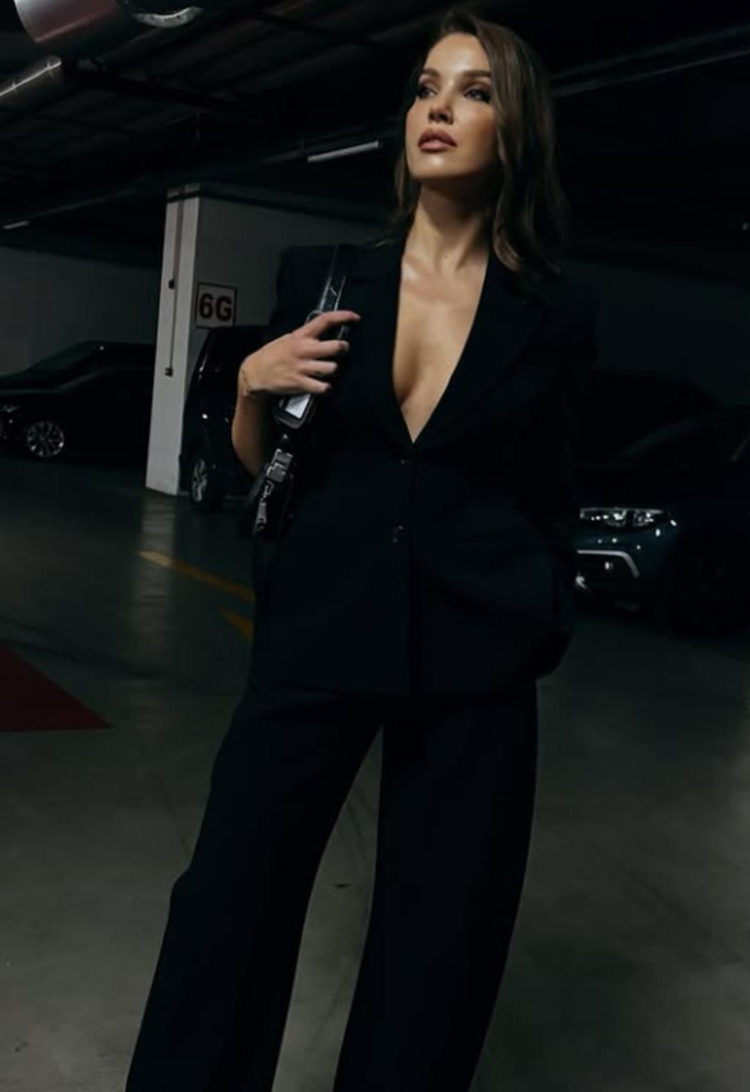 Uzak Şehir in Pakize si Yaren Güldiken ceketin içine hiçbir şey giymedi! 3