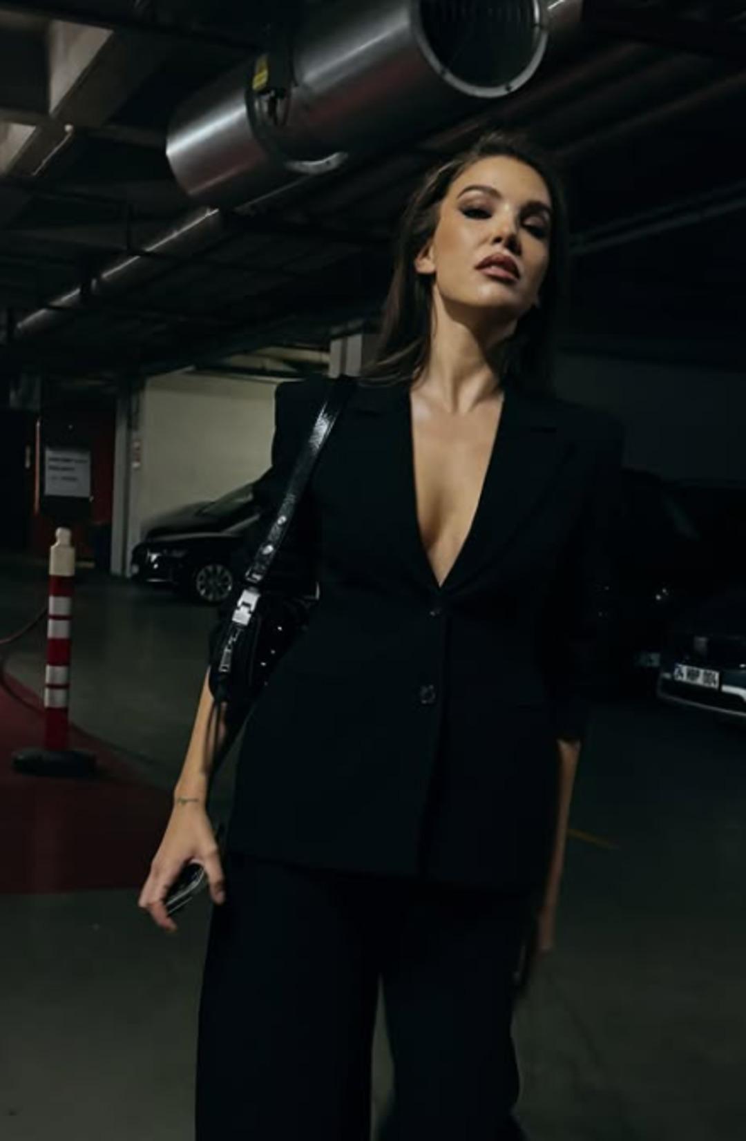 Uzak Şehir in Pakize si Yaren Güldiken ceketin içine hiçbir şey giymedi! 1