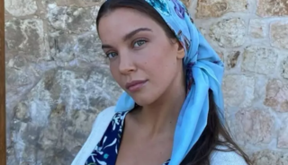 Ceketin içine hiçbir şey giymedi! İddialı pozlar