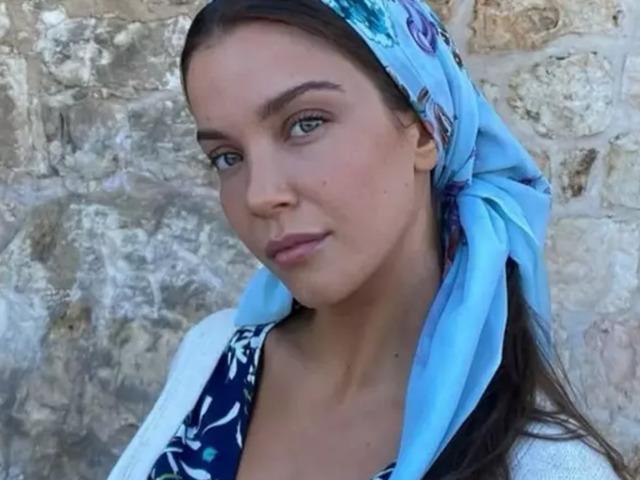 Ceketin i&ccedil;ine hi&ccedil;bir şey giymedi! İddialı pozlar