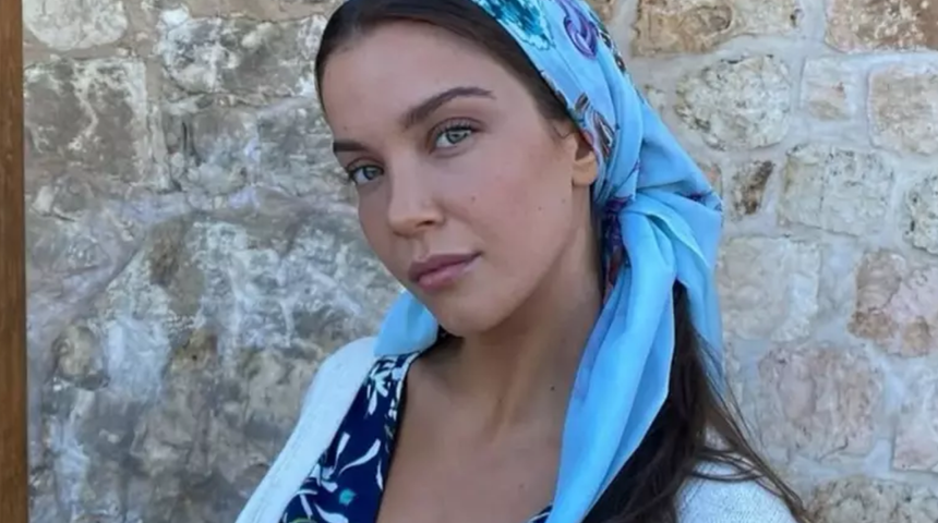 Uzak Şehir'in Pakize'si Yaren Güldiken ceketin içine hiçbir şey giymedi!