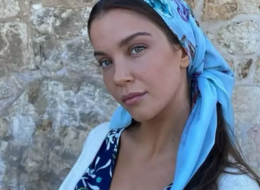 Ceketin içine hiçbir şey giymedi! İddialı pozlar