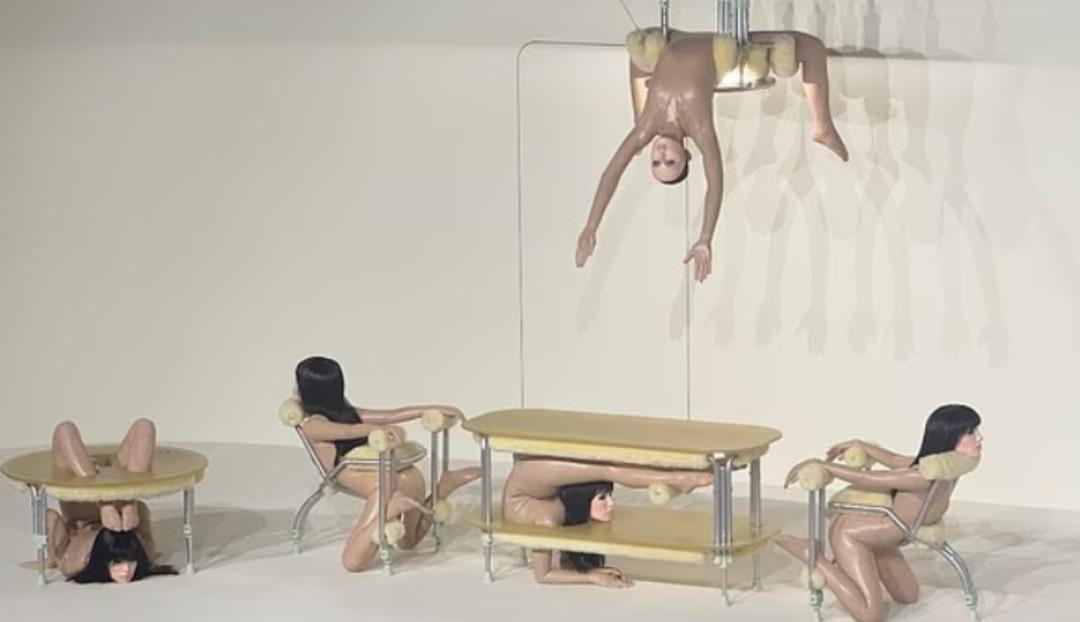 Bianca Censori’nin Seul’deki sıra dışı gösterisi olay yarattı!  İnsan mobilyalı  sergi... 2