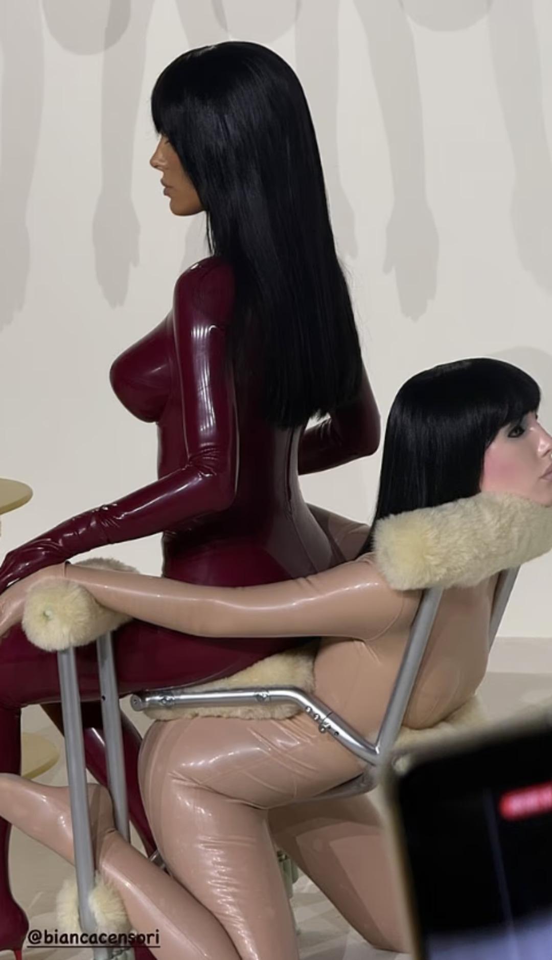 Bianca Censori’nin Seul’deki sıra dışı gösterisi olay yarattı!  İnsan mobilyalı  sergi... 3