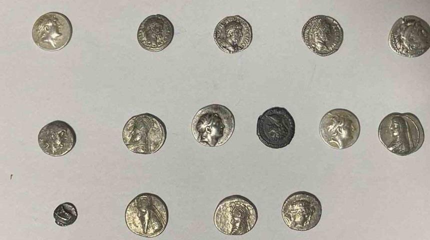 Hatay’da 26 sikke kargo ile göndermek üzereyken ele geçirildi