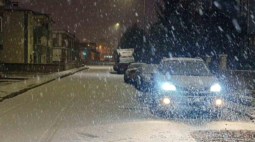 Erzurum&rsquo;da beklenen kar yağışı etkili oldu