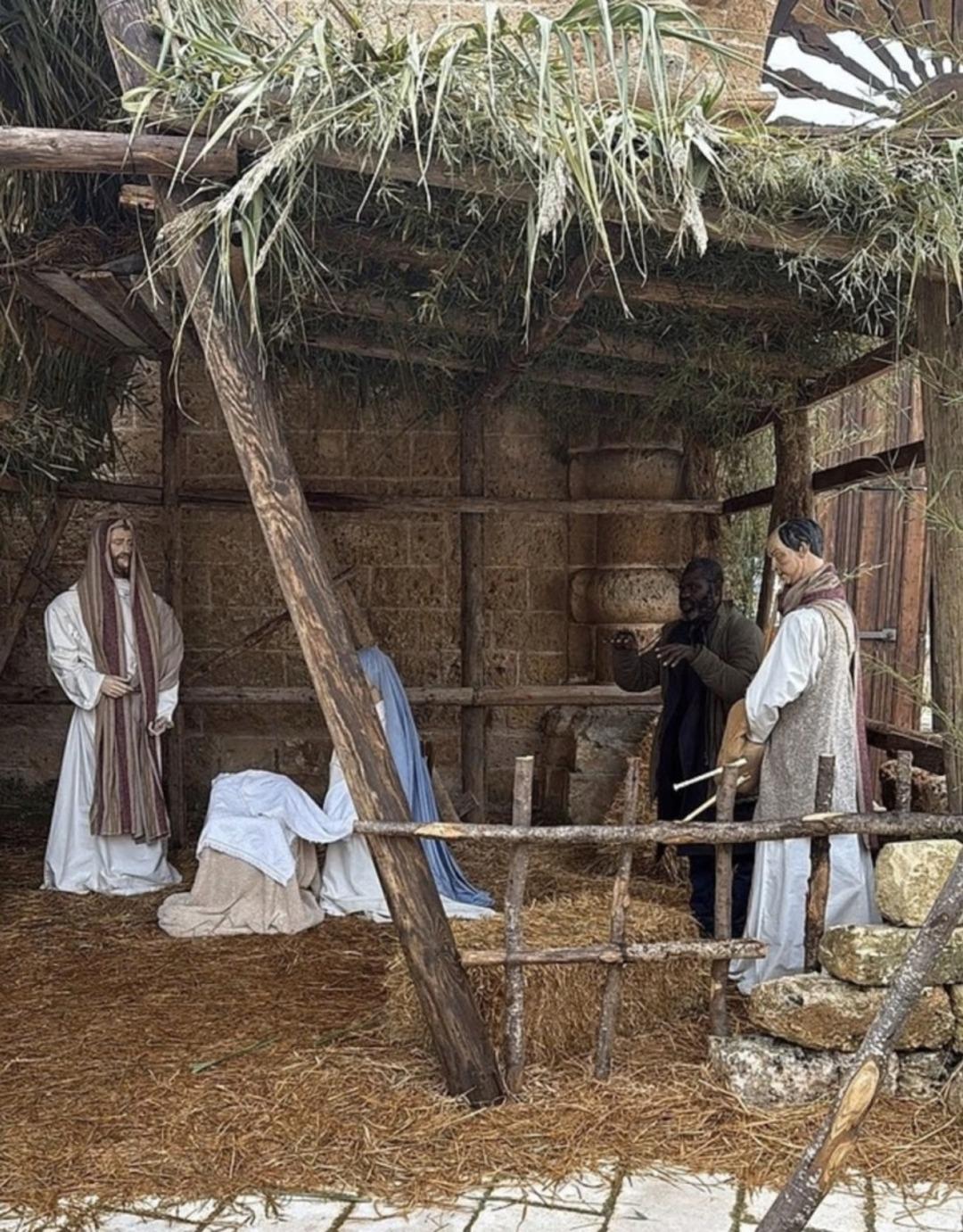 Ülkede olay oldu! Polisten kaçmak için heykel taklidi yaptı! 1