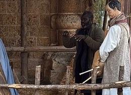 Ülkede olay oldu! Polisten kaçmak için heykel taklidi yaptı!