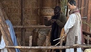 Ülkede olay oldu! Polisten kaçmak için heykel taklidi yaptı!