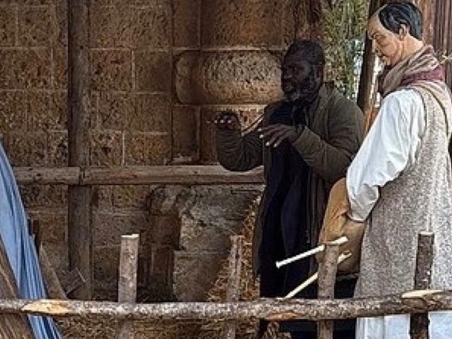 Ülkede olay oldu! Polisten kaçmak için heykel taklidi yaptı!