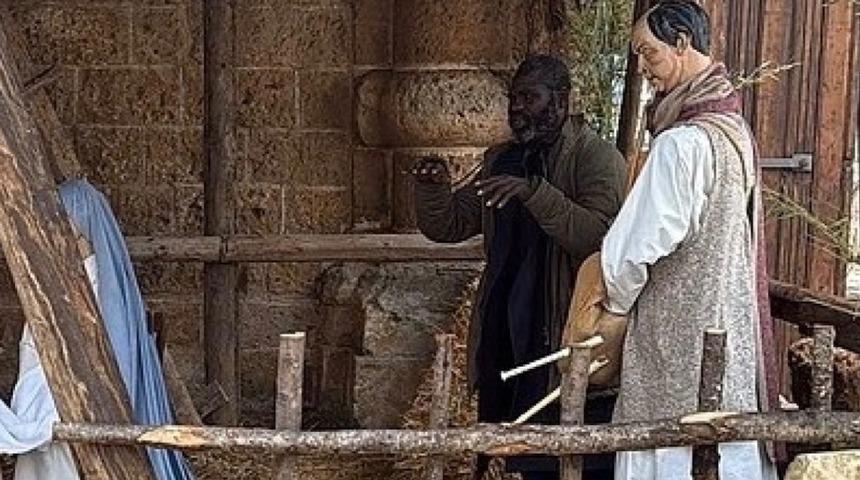 &Uuml;lkede olay oldu! Polisten ka&ccedil;mak i&ccedil;in heykel taklidi yaptı!