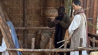 Ülkede olay oldu! Polisten kaçmak için heykel taklidi yaptı!