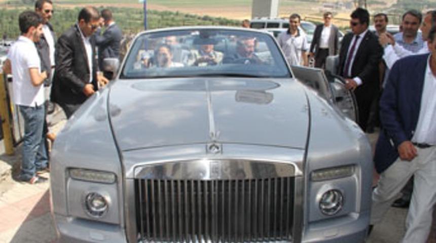 Ağaoğlu, Diyarbakır'da Rolls Royce ile gezdi