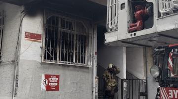 Esenler'de çakmakla oynayan çocuk çekyatı tutuşturdu, evde yangın çıktı