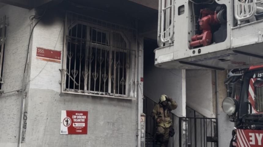 Esenler'de çakmakla oynayan çocuk çekyatı tutuşturdu, evde yangın çıktı