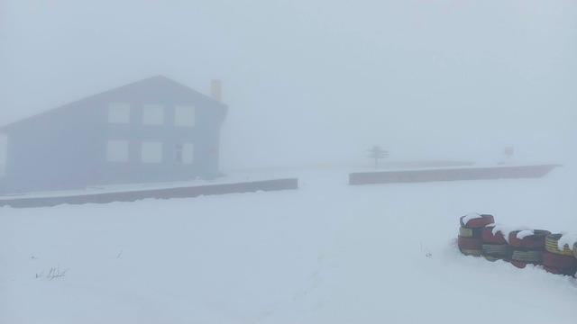 Karacadağ'a mevsimin ilk karı düştü: Kar kalınlığı 15 santimetreye kadar ulaştı