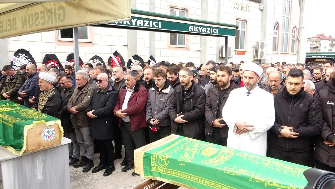 Mezar yeri bakmaya giderken can verdiler! Dayı ve yeğen gözyaşlarıyla defnedildi 3