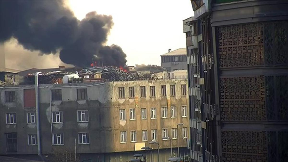 Sultangazi'de can pazarı: Çatıda başlayan yangın binayı sardı!