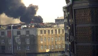 Sultangazi'de can pazarı: Çatıda başlayan yangın binayı sardı!