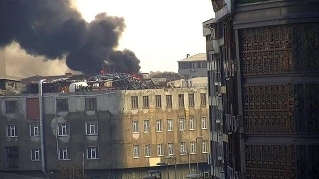 Sultangazi'de can pazarı: Çatıda başlayan yangın binayı sardı!