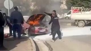 Seyir halindeyken yanan otomobili çevredeki vatandaşlar söndürdü