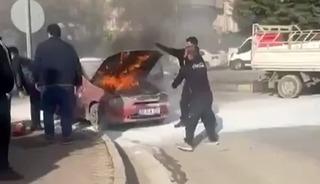 Seyir halindeyken yanan otomobili &ccedil;evredeki vatandaşlar s&ouml;nd&uuml;rd&uuml;