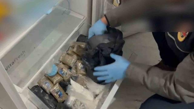 Buzdolabından esrar ve kokain gardıroptan tabanca ve para çıktı