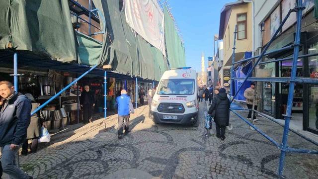 Bozuk zeminde ayağı takılan kadın yere düşerek yaralandı 2