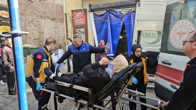 Bozuk zeminde ayağı takılan kadın yere düşerek yaralandı 1