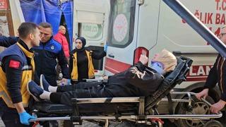 Bozuk zeminde ayağı takılan kadın yere düşerek yaralandı