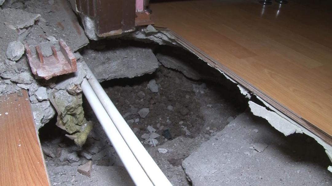 Yürekleri ağza getiren olay! Salonun ortasında çukur oluştu!  1