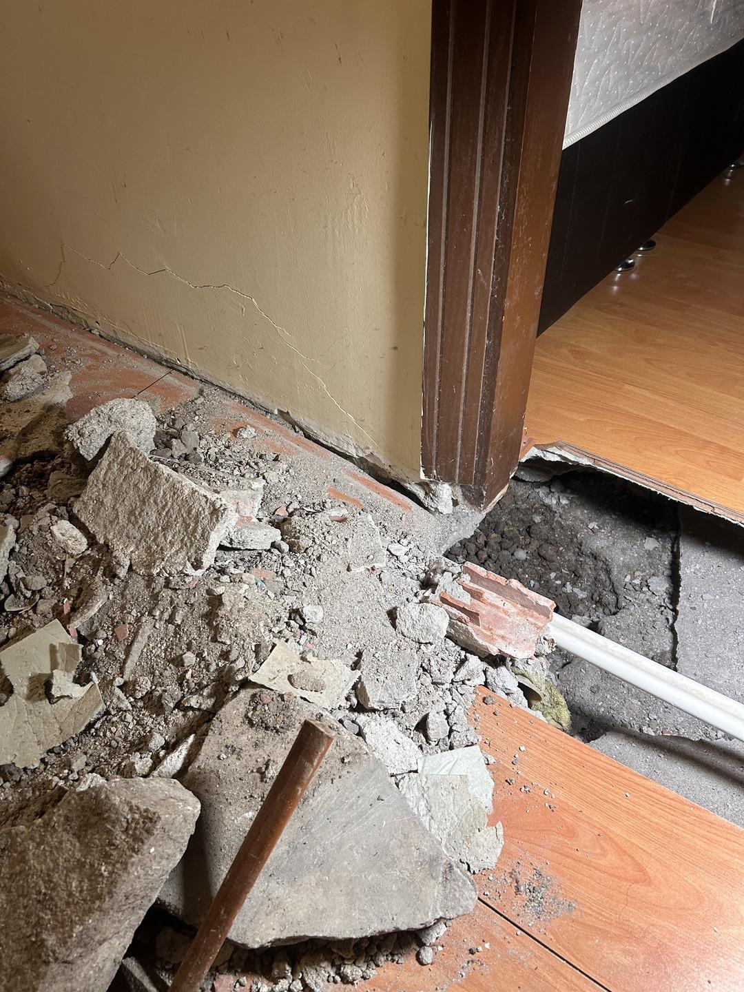 Yürekleri ağza getiren olay! Salonun ortasında çukur oluştu!  2