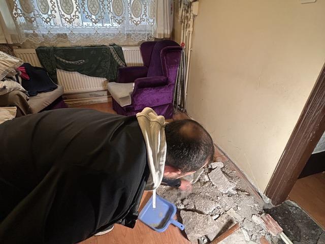 Yürekleri ağza getiren olay! Salonun ortasında çukur oluştu! 