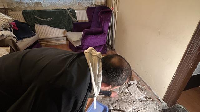 Yürekleri ağza getiren olay! Salonun ortasında çukur oluştu! 