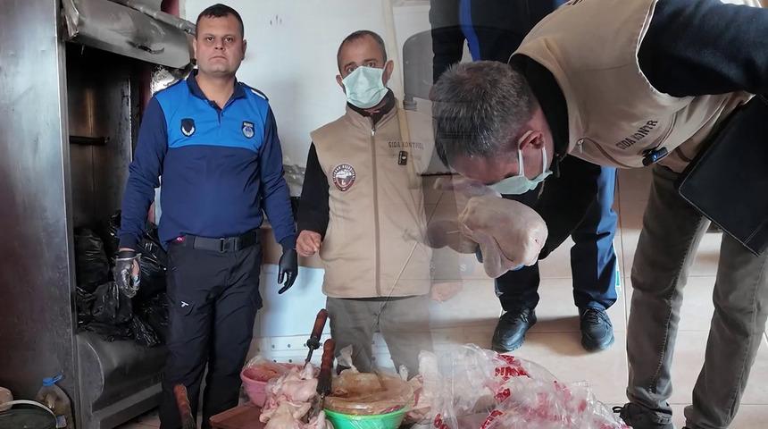 Zabıta bile dayanamadı: Dönercide mide bulandıran görüntü! 'Leş kokusu var'
