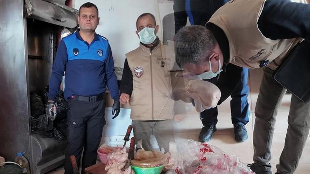 Zabıta bile dayanamadı: Dönercide mide bulandıran görüntü! 'Leş kokusu var'